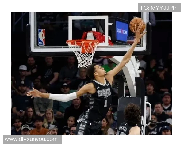 文班亚马首场比赛表现惊艳5次盖帽加上隔扣字母哥引发热烈讨论