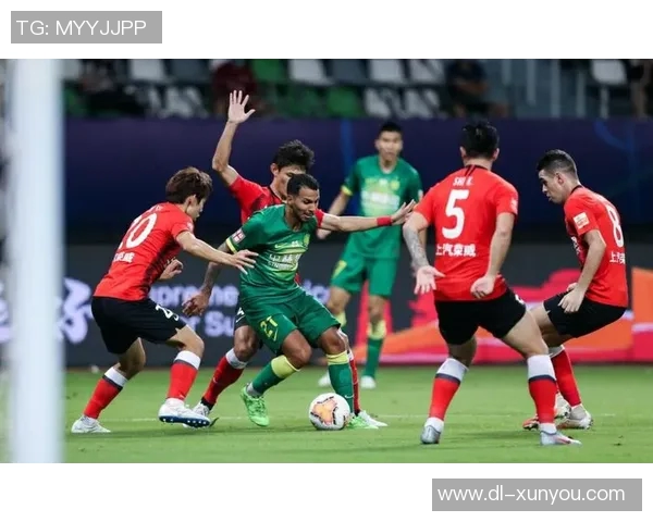 国安与上港激战正酣比分悬念不断球迷期待精彩瞬间