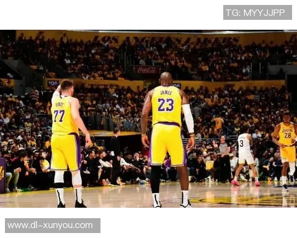 湖人队在激烈对决中战胜热火队展现强大实力与团队默契